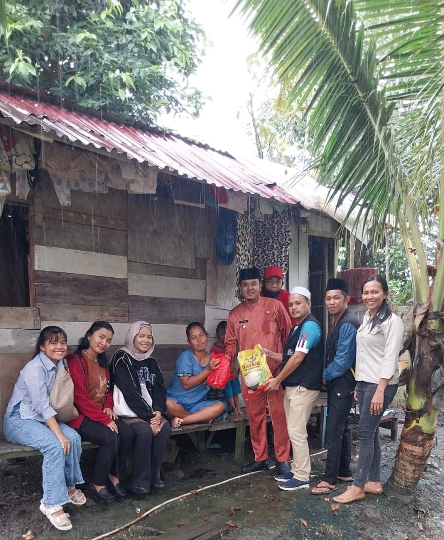 Meski Diguyur Hujan Lurah Kerinci Timur Door To Door Bagikan Sembako