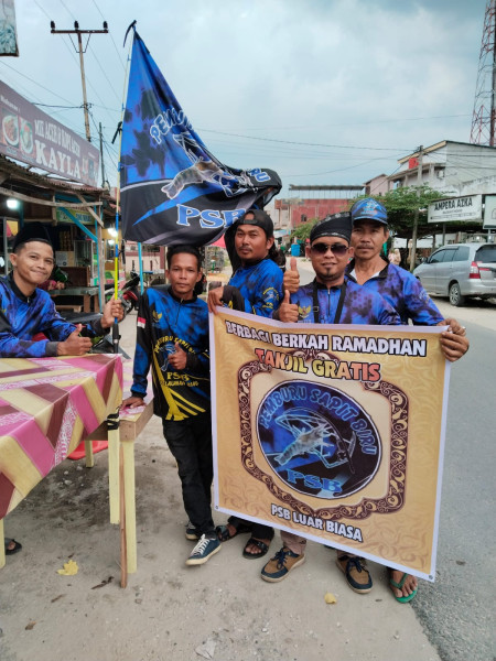 Komunitas Pemburu Sapit Biru Kabupaten Pelalawan Berbagi Takjil Gratis