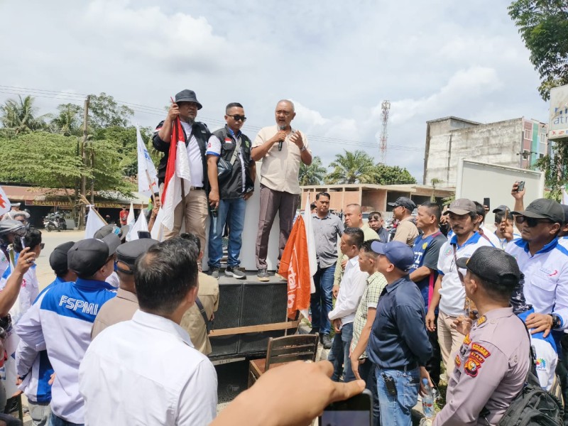 Ratusan Buruh FSPMI Gelar Aksi di Gerbang PT RAPP, Tuntut Penghapusan Outsourcing dan Penolakan PHK Sepihak