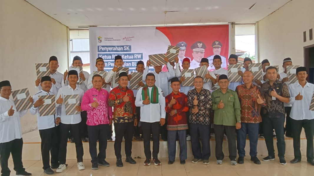 Senyum Sumringah Ketua RT dan RW di Desa Teluk Binjai Terima SK Masa Bakti 2024-2029