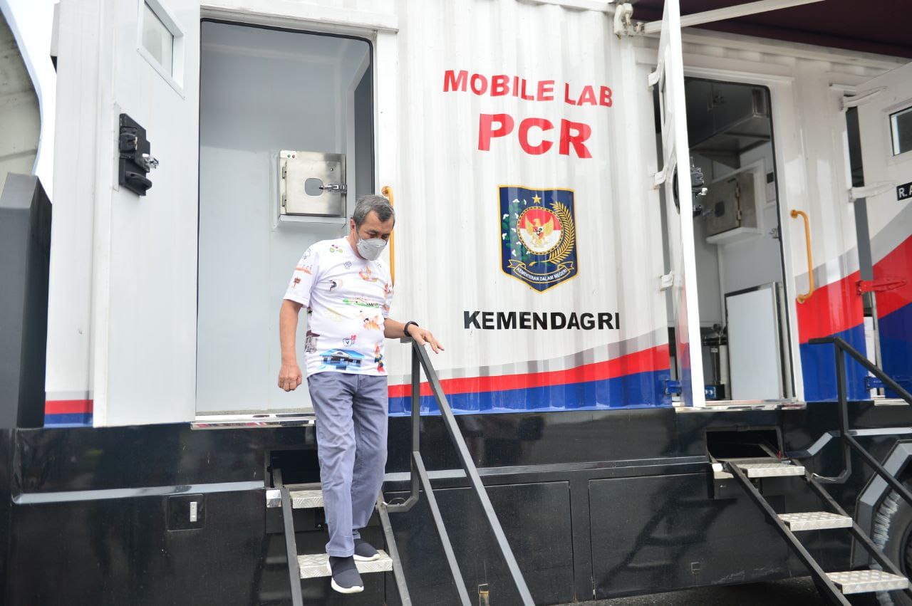 Provinsi Riau Terima Mobil Lab PCR dari Kemendagri