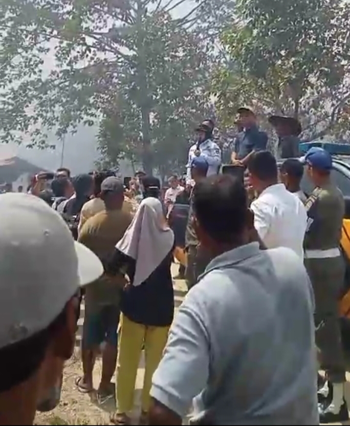 Bakar Fasilitas PT SSL, Bupati Siak Afni Z Turun Langsung Ke Lokasi Tenangkan Massa