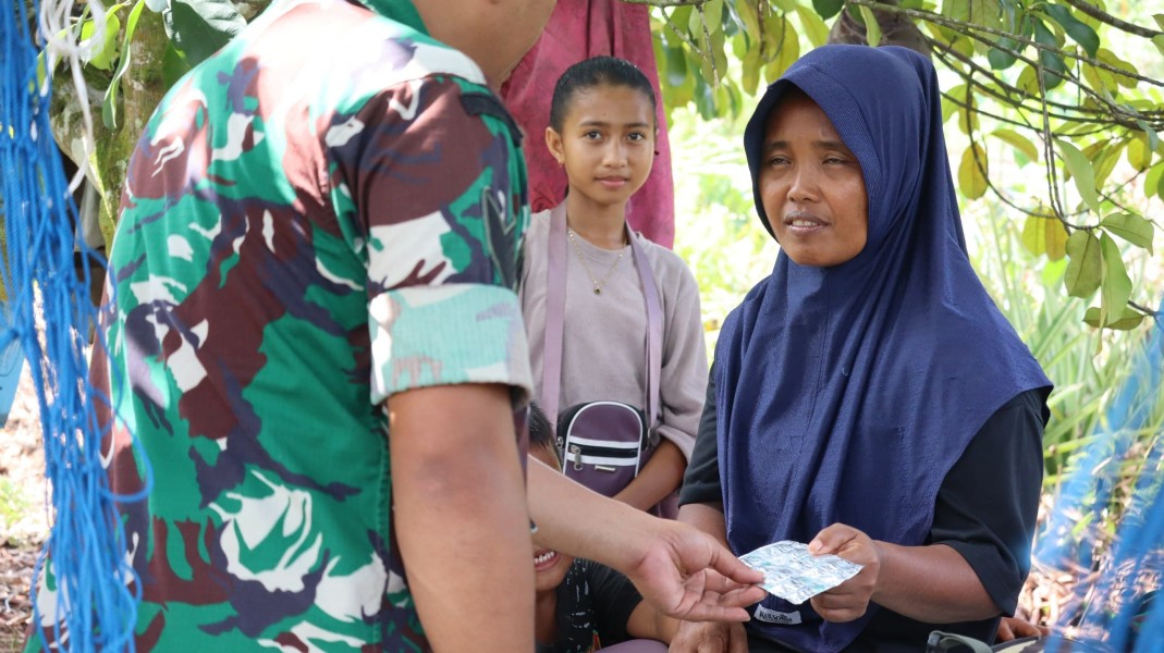 Sentuh Masyarakat Pesisir, Timkes TMMD Ke-129 Kodim 0313/KPR Gelar Pemerikaaan Kesehatan Masyarakat