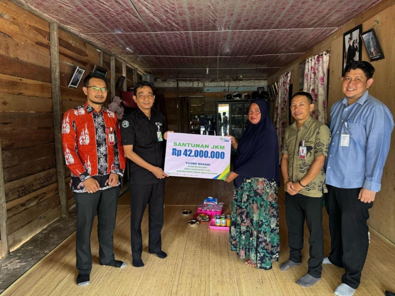 Ahli Waris Nasabah KUR Bank Riau Kepri Syariah Terima Santunan BPJS Ketenagakerjaan