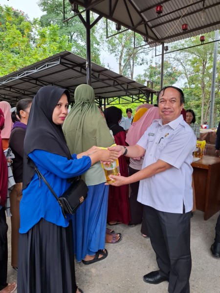 Pemkab Pelalawan Melaksanakan Operasi Pasar Murah Jelang Hari Raya Idul Fitri 1446 H