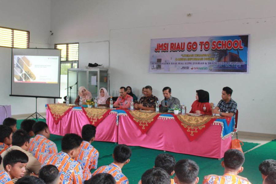 JMSI Riau Goes To School ke SMAN 6 dengan Tema Literasi Keuangan dan Media Informasi Digital