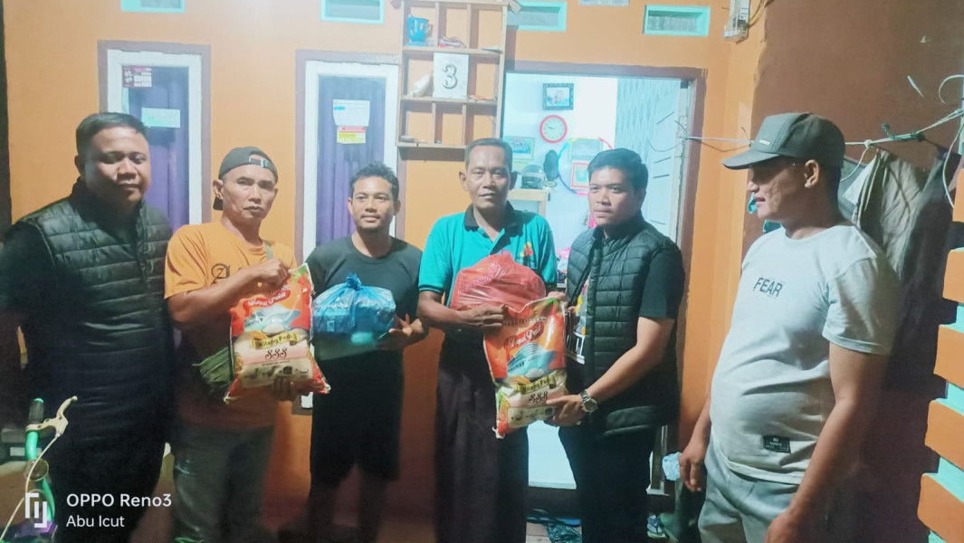 Didampingi Forum RT RW dan Kaling Kerinci Kota, Lurah Fitra Ramadhan Salurkan Sembako Warga Terdampak Banjir