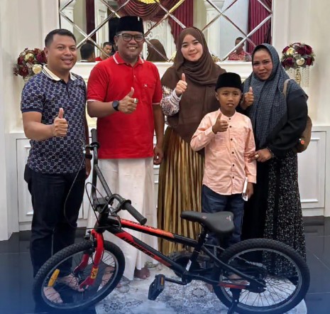 Patriot Cilik Pelalawan, Viral Hadir Sendiri di Upacara, Kini Dapat Hadiah Sepeda dari Bupati H Zukri