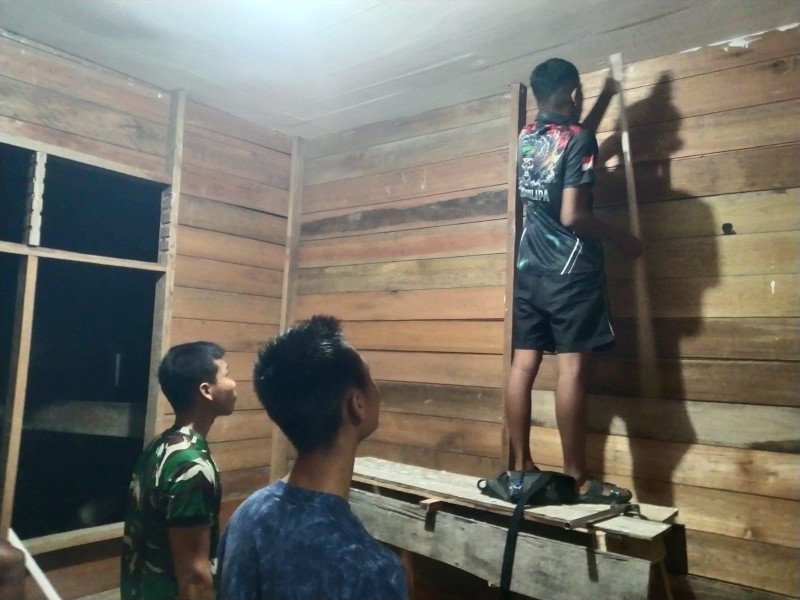 Kejar Target TMMD ke-129, Satgas Kodim 0313/KPR 'Serbu' Lembur Pengerjaan Rumah Ibu Timah Pada Malam Hari