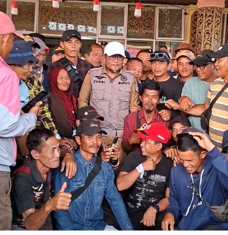 Usai Padamkan Karhutla, Bupati Zukri Temui Massa Aksi: Lahan 294 Hektare untuk Kesejahteraan Masyarakat
