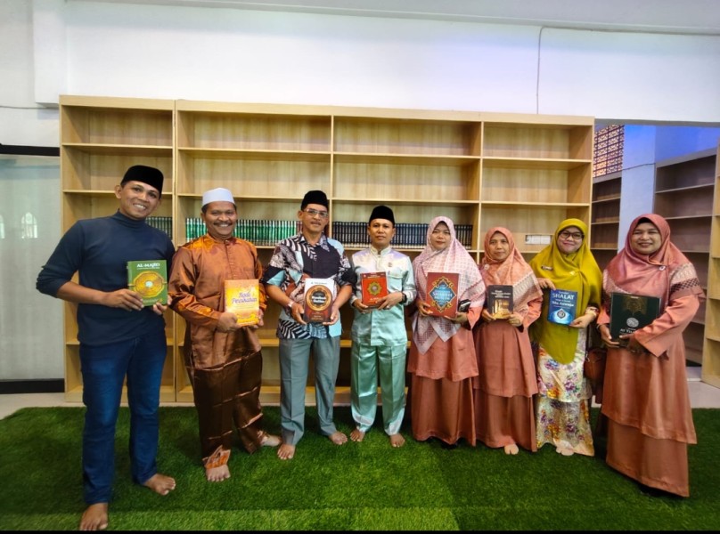 Kepala KUA Pangkalan Kerinci, Serahkan Buku dan Al Quran Wakaf di Mesjid Almutaqin