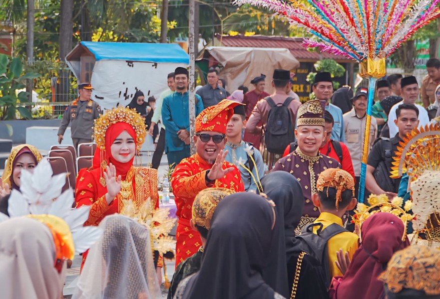 Ribuan Warga Tumpah Ruah, Bupati H Zukri Lepas Pawai Budaya HUT Pelalawan ke-26