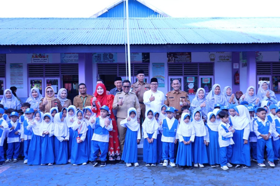 Pastikan SE Berjalan, Bupati H Zukri SM Tinjau Pelaksanaan Gerakan Ayah Mengantar Anak Ke Sekolah