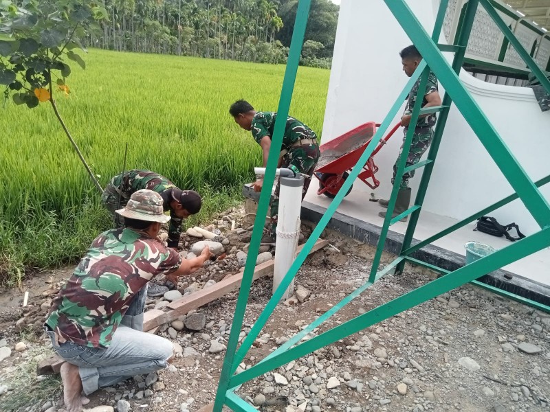 Satgas TMMD Ke-129 Kodim 0102/Pidie Bangun Tempat Wudhu, Lengkapi Sarana Air Bersih di Masjid Al Furqan