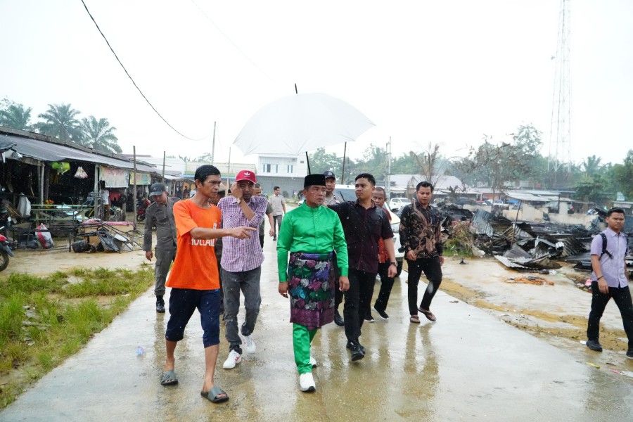 Bupati Pelalawan Tinjau Lokasi Kebakaran Pasar Kuala Semundem Dan Salurkan Bantuan