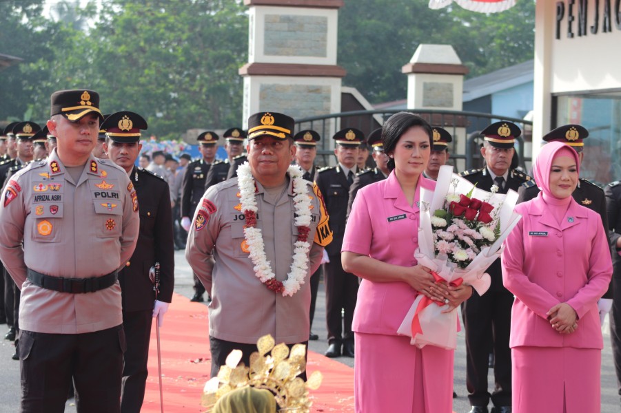 Kenal Pamit Kapolres Pelalawan, AKBP Afrizal Asri SIK Ke Kapolres Baru AKBP John Louis Letedara SIK