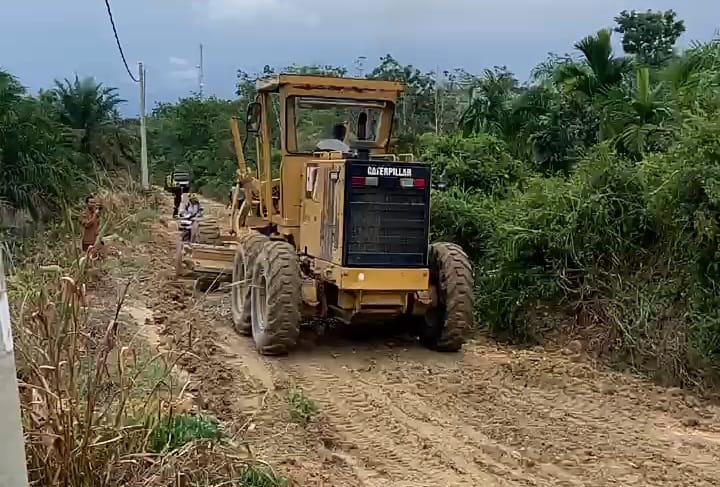 Jalan Dusun Perumahan Sungai Medang Diperbaiki, Warga Sebut Bukti Perhatian Bupati Zukri