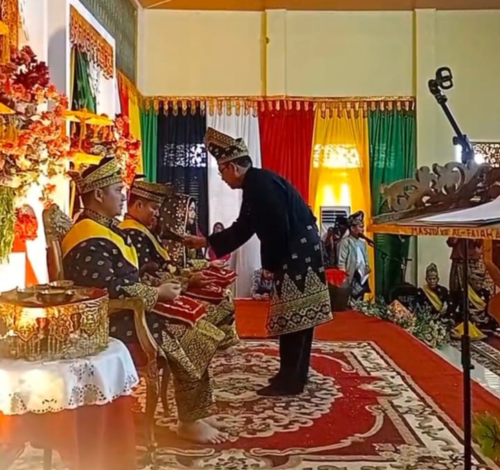 Wakil Bupati dan Kapolres Terima Gelar Kehormatan Adat dari LAMR