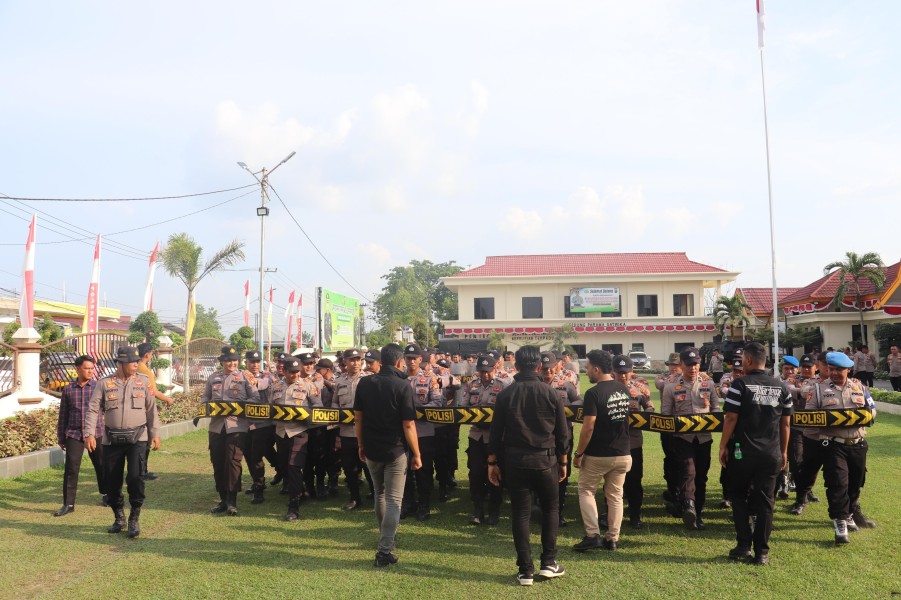 Polres Pelalawan Lakukan Latihan Pengaman Unras di Tengah Masyarakat