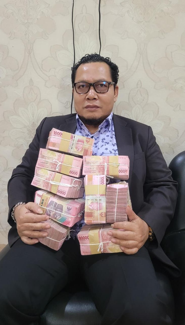 Hedonis Pejabat Publik, Di Pelalawan Viral Foto Dewan Berpose dengan Uang Ratusan Juta