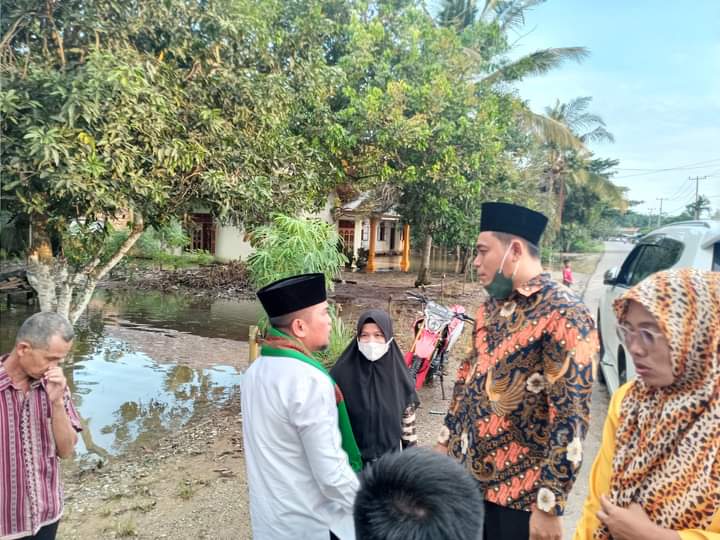 Menjadi Perhatian Bersama, H. Zukri Bupati Pelalawan dan H Yose Indrawan ST Tinjau Lokasi Banjir Waktu Lalu
