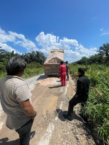 Jelang Lebaran, Pemcam Langgam Ajak PT EMP dan PT RSS Perbaiki Jalan Penghubung Kecamatan