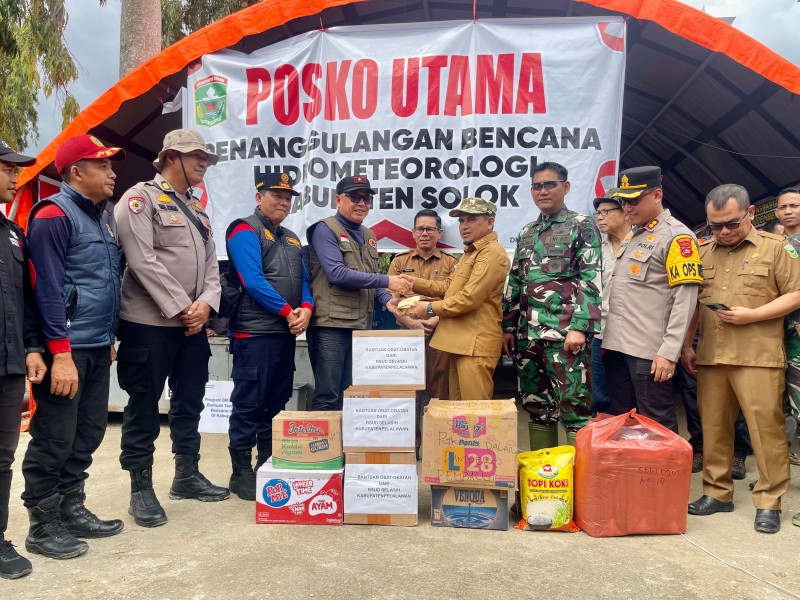 Bantuan Kemanusiaan Pelalawan untuk Korban Bencana Solok Telah Diserahkan