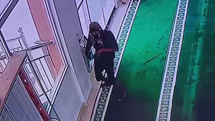 Aksi Pria ini Terekam CCTV Gasak Kotak Amal Masjid