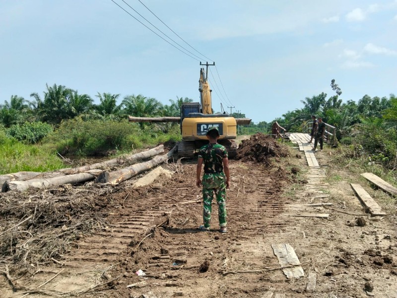 Jaga Kelancaran Pasokan Material, Satgas TMMD Ke-129 Kodim 0313/KPR Terus Perbaikan Jembatan Penyeberangan Sementara