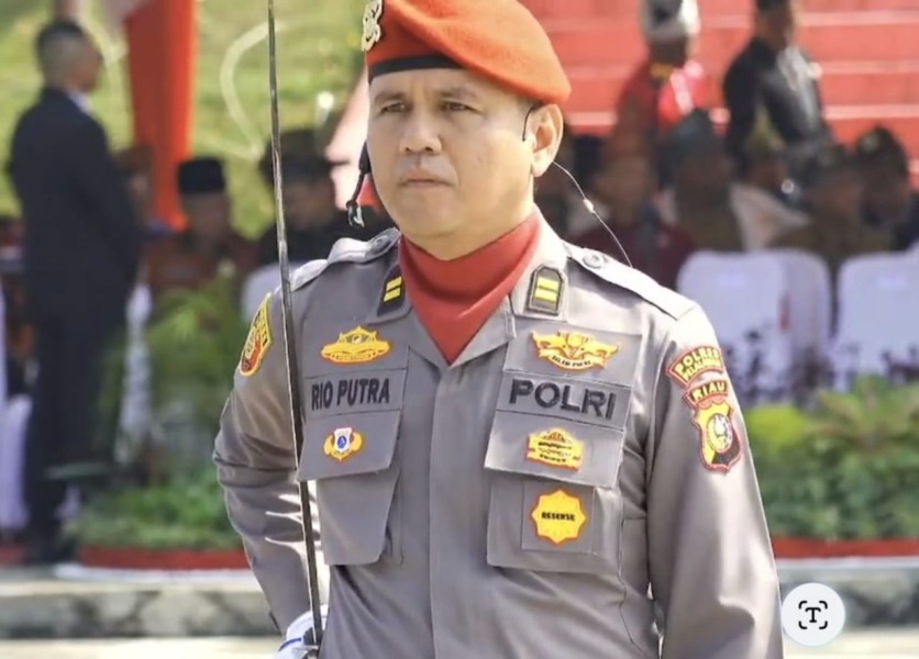 Tampil Penuh Wibawa, IPTU Rio Putra Sukses Pimpin Upacara Kemerdekaan di Pelalawan