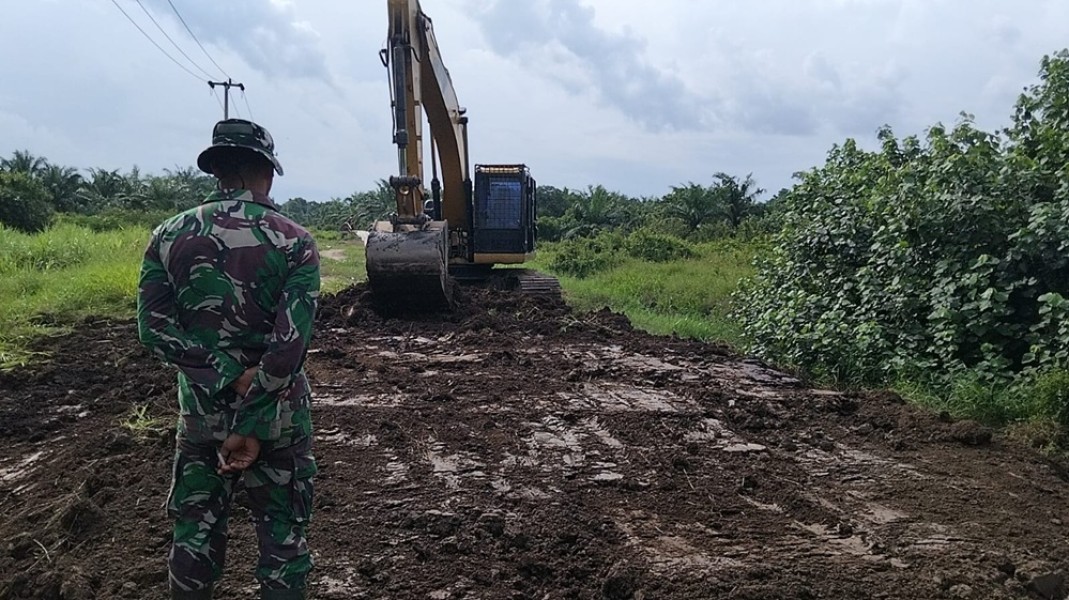 Masuki Sektor Kritikal, Satgas TMMD ke 129 Kodim 0313/KPR Timbun Jalan Sepanjang 230 Meter di Pangkalan Terap