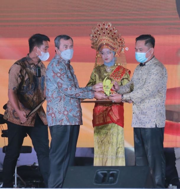 Kado kedua Pelalawan Dipenghujung Akhir Tahun, Kadis Kominfo Raih Penghargaan KPID Award Tahun 2021