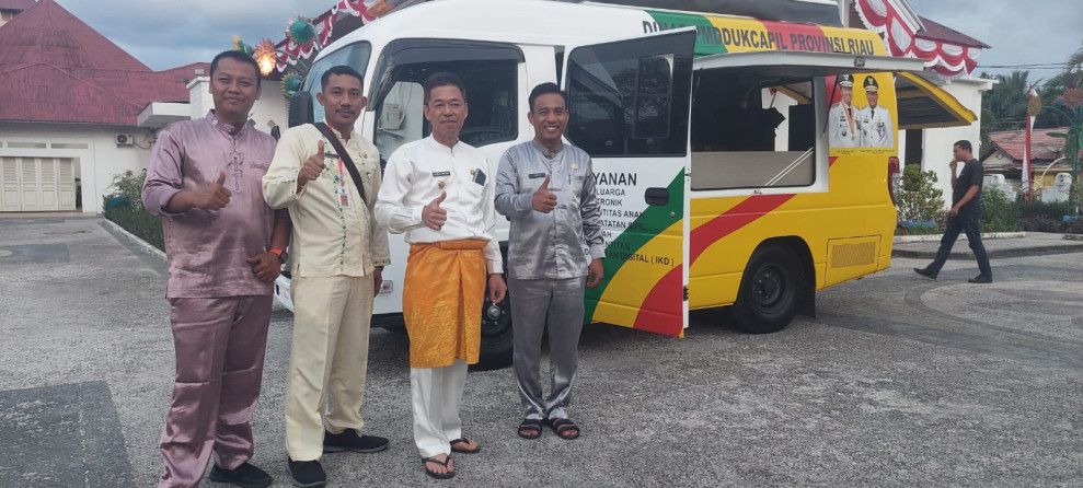 Bupati Rohil Terima Bantuan Mobil Pelayanan Adminduk Masyarakat