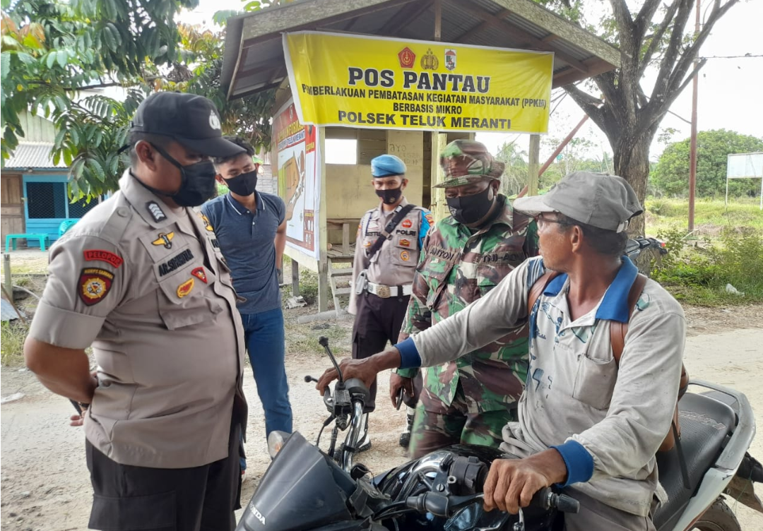 Polsek Teluk Meranti dan TNI Sosialisasikan Prokes