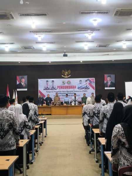 Bupati H Zukri Hadiri Pengukuhan Pengurus PGRI Kabupaten Pelalawan Masa Bhakti XXIII Periode 2025–2030