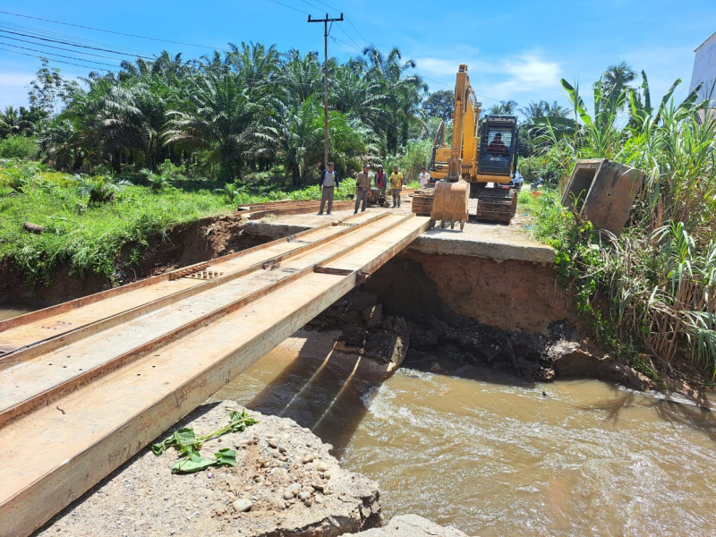 Jalan Provinsi di Rohul Putus, Dinas PUPRPKPP Provinsi Riau Bangun Jembatan Darurat