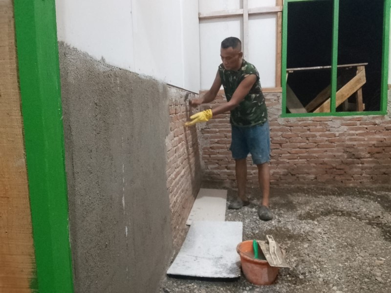 Lembur Hingga Larut Malam, Satgas TMMD Ke-129 Kebut Penyelesaian RTLH Milik Umar Amin