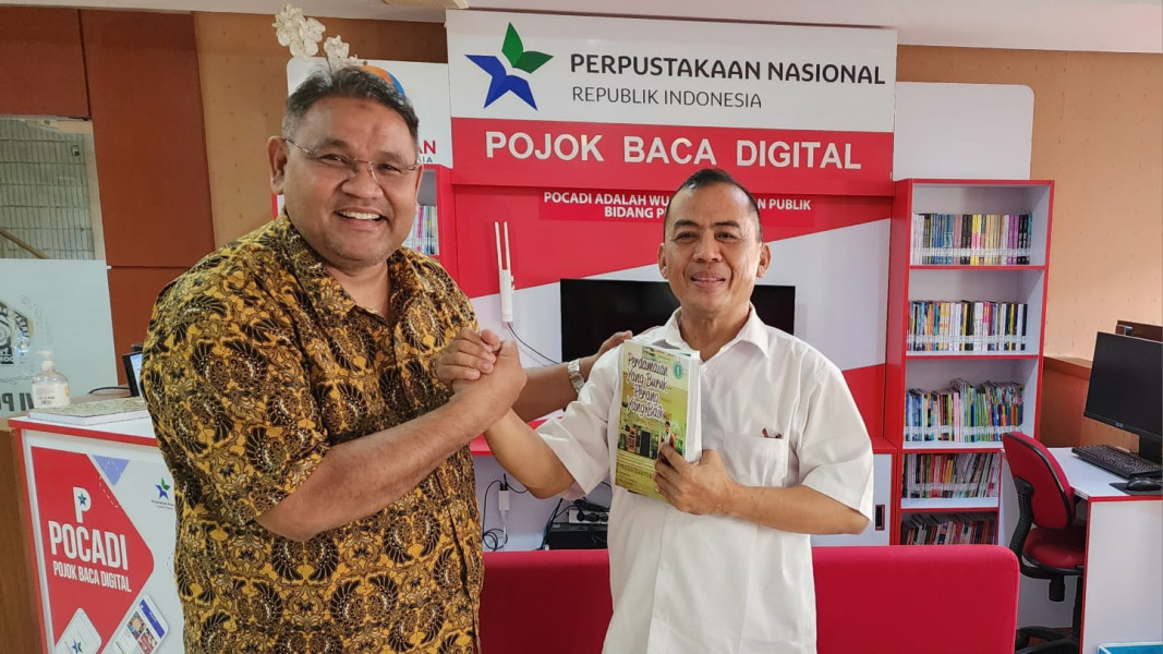 Teguh Serahkan Dua Buku Peraih Rekor MURI untuk PWI