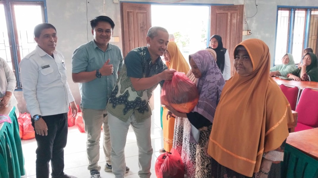 Persadariau Gelar Tasyakuran ke-5, Berbagi Sembako kepada Janda Tua Kurang Mampu