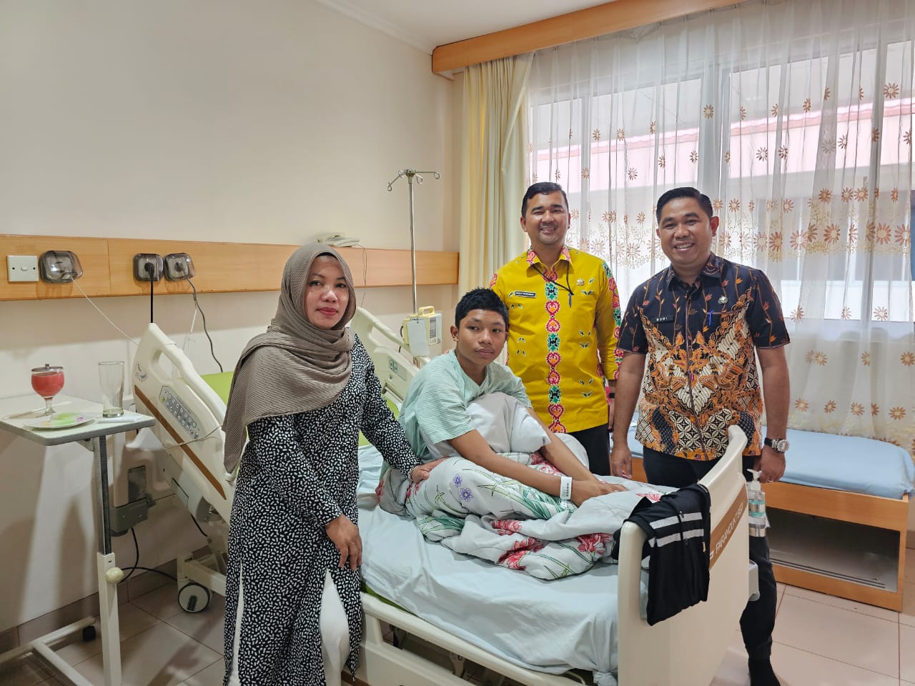 Kadispora Riau dan Kadispora Pelalawan Jenguk Siswa Yang Jadi Korban Pengeroyokan Turnamen Futsal