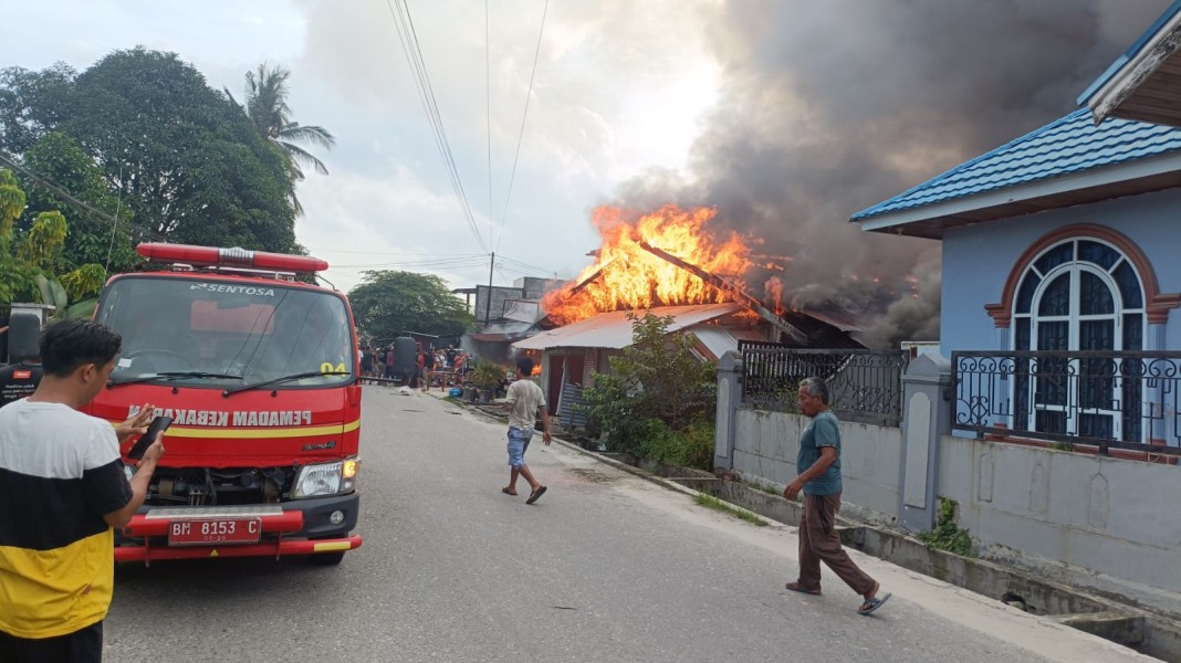Kebakaran Hebat Hanguskan Rumah Petak di Jalan Pemda Pangkalan Kerinci