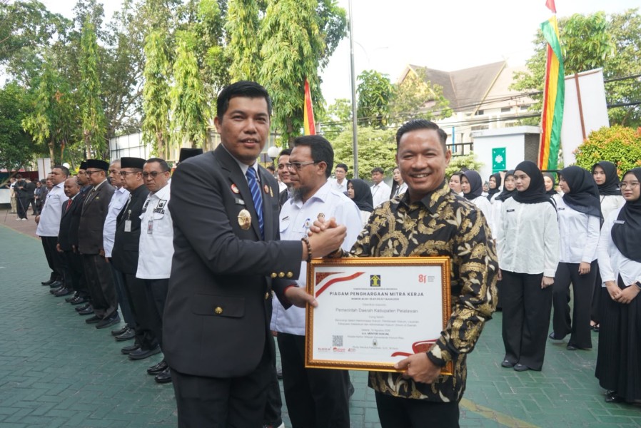 Wabup Husni Tamrin Raih Penghargaan Mitra Kerja 2026 dari Kanwil Kementerian Hukum Riau