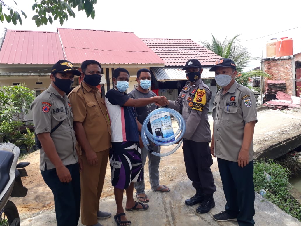 Peduli Atas Musibah Banjir, Bhabinkamtibmas Serahkan Bantuan Pompa Kepada Perumahaan Griya Rumah Kita