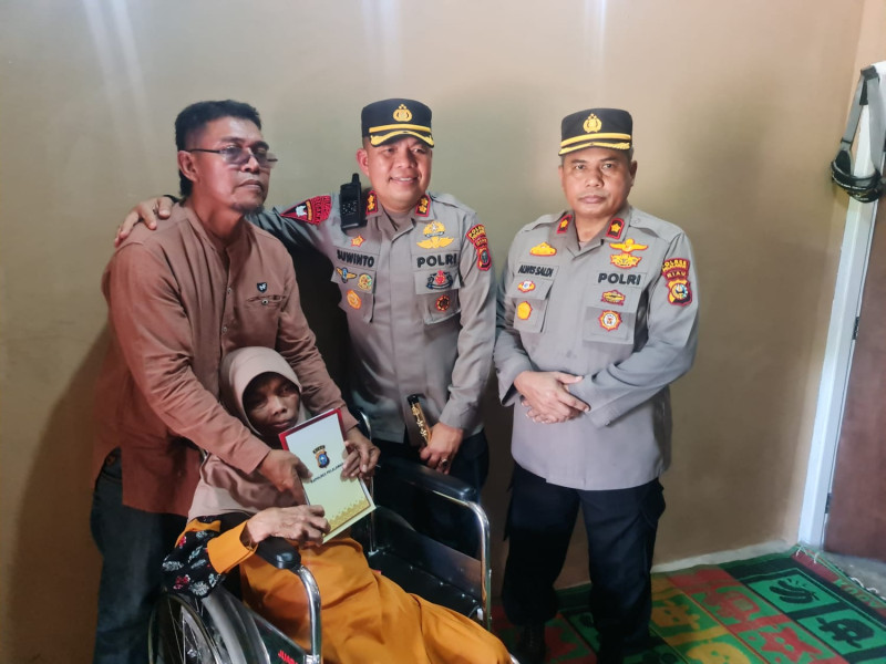 Kapolres AKBP Suwinto SH SIK Berikan Bantuan Kursi Roda ke Salah Satu Istri Wartawan di Pelalawan