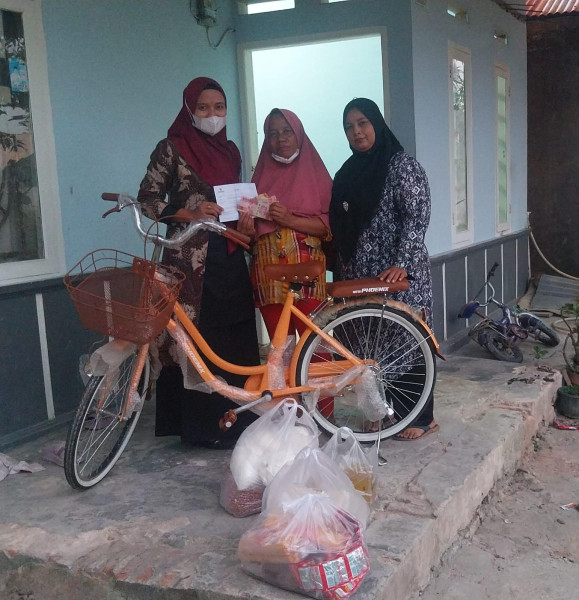 Senyum Nenek Penjual Nasi Pecel Keliling Terima Bantuan Sepeda dan Modal Usaha dari Baznas Pelalawan