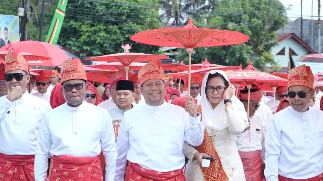 Bupati Zukri Pimpin Semangat Kafilah Pelalawan di Pawai Ta'aruf MTQ Riau ke-44 di Kuansing