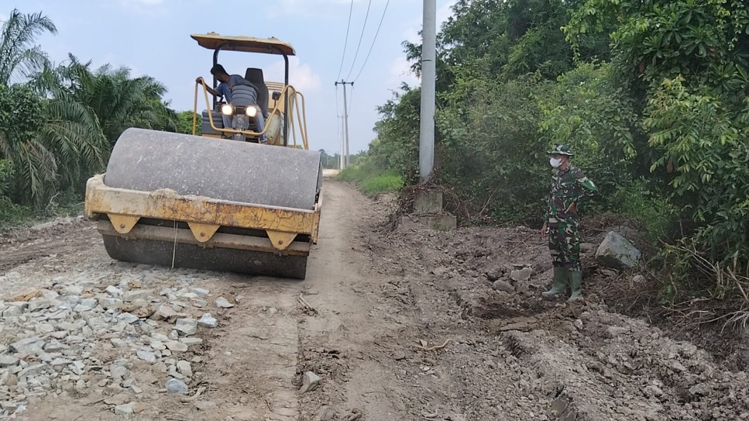 ​Tutup Jalan Berlubang, Satgas TMMD ke-129 Kodim 0313/KPR Dipacu Hingga Jembatan T. Tahal