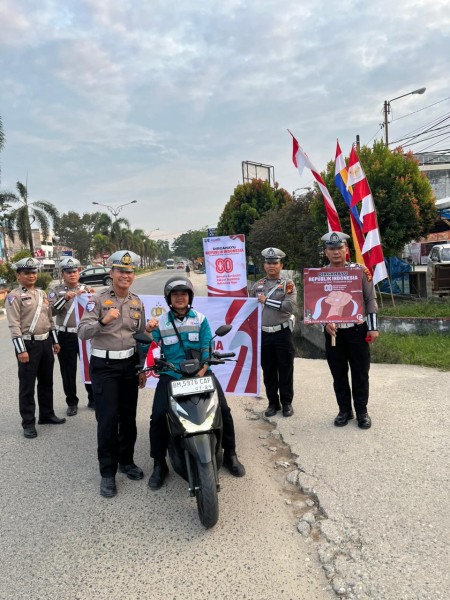 Tumbuhkan Rasa Nasionalisme, Satlantas Polres Pelalawan Bagikan Bendera Merah Putih di Jalintas Timur
