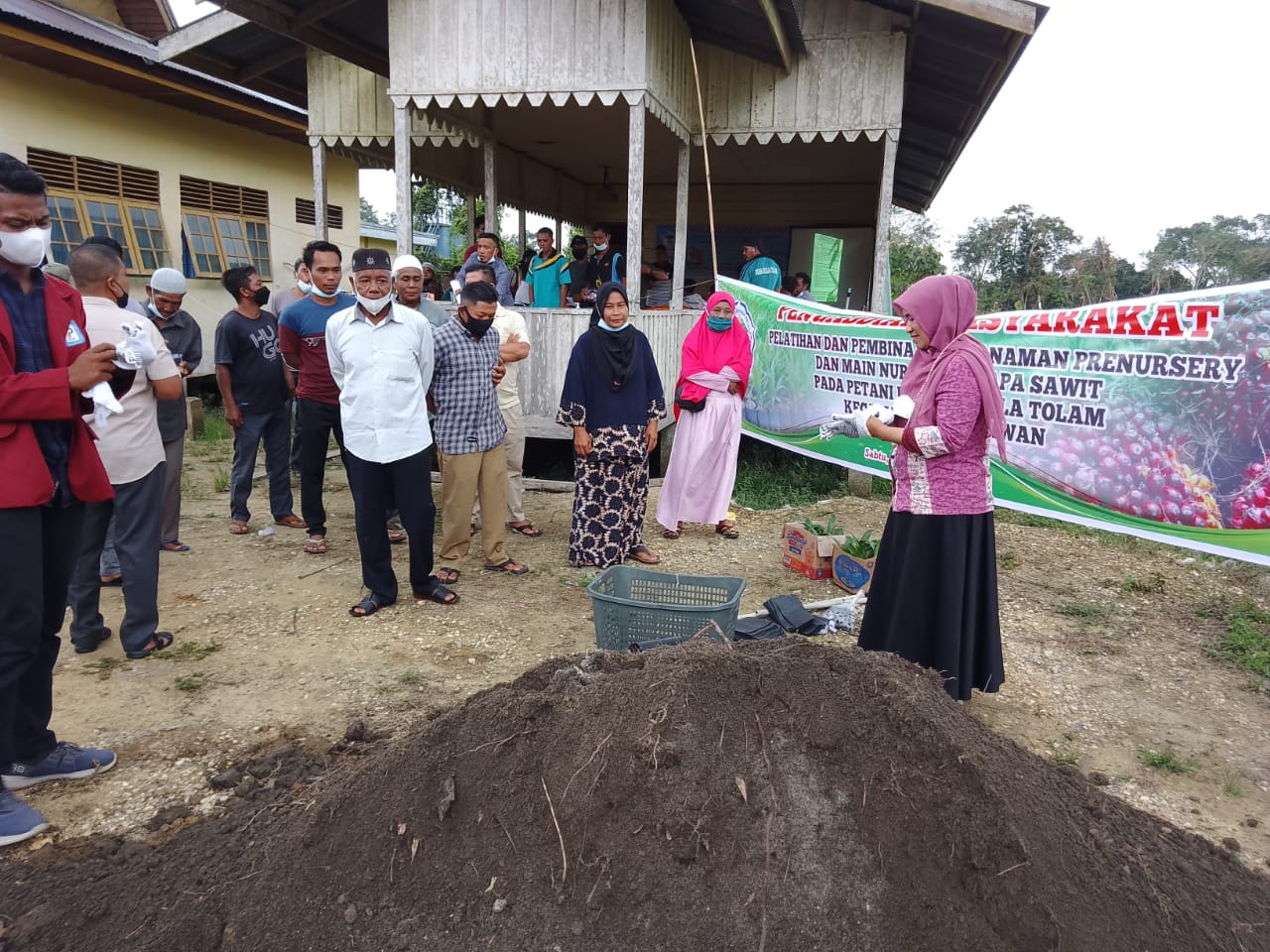 Pengabdian Masyarakat, Dosen ITP2I Berikan Contoh Pembibitan Sawit di Desa Kuala Tolam