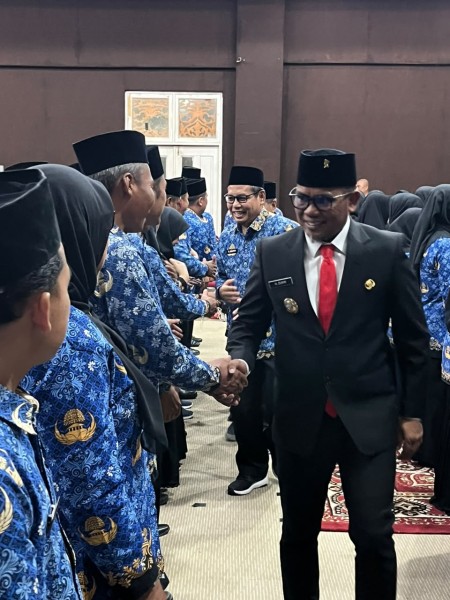 Bupati Zukri Lantik 53 Kepala Sekolah, Tegaskan Tak Boleh Ada Anak Pelalawan Putus Sekolah